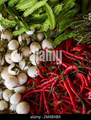 Assortiment de légumes frais biologiques trouvés sur un marché au Vietnam Banque D'Images