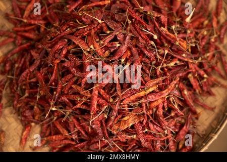 Vue de haut en bas d'une pile de piments rouges dans un panier de bambou provenant d'un marché de produits locaux en Birmanie. Banque D'Images