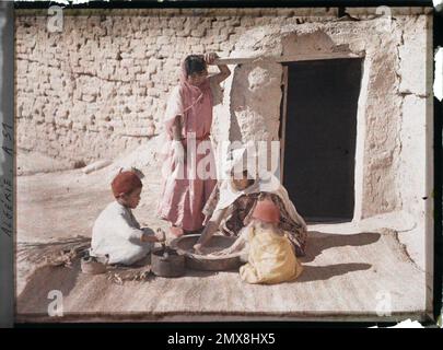 Oasis de Biskra, Algérie la préparation du couscous , 1909 ou 1910 - Algérie, Tunisie - Jules Gervais -Courtellemont et Souvieux Banque D'Images