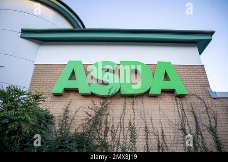 Vue générale d'un panneau de supermarché ASDA. Banque D'Images