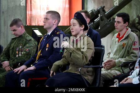 Volgograd, Russie. 02nd févr. 2023. Des membres d'organisations patriotiques et de jeunesse russes posent des questions au président russe Vladimir Poutine lors d'un événement au Musée du panorama de la bataille de Stalingrad, à 2 février 2023, à Volgograd, en Russie. Poutine a célébré le 80th anniversaire de la bataille de Stalingrad en comparant son invasion de l’Ukraine à la lutte contre une nouvelle menace nazie. Credit: Mikhail Klimentyev/Kremlin Pool/Alamy Live News Banque D'Images