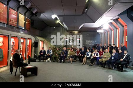 Volgograd, Russie. 02nd févr. 2023. Le président russe Vladimir Poutine rencontre des membres d'organisations patriotiques et de jeunesse au Musée du panorama de la bataille de Stalingrad, à 2 février 2023, à Volgograd, en Russie. Poutine a célébré le 80th anniversaire de la bataille de Stalingrad en comparant son invasion de l’Ukraine à la lutte contre une nouvelle menace nazie. Credit: Mikhail Klimentyev/Kremlin Pool/Alamy Live News Banque D'Images