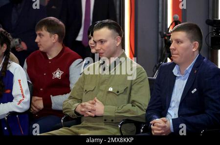 Volgograd, Russie. 02nd févr. 2023. Des membres d'organisations patriotiques et de jeunesse russes écoutent le président russe Vladimir Poutine lors d'un événement au Musée du panorama de la bataille de Stalingrad, à 2 février 2023, à Volgograd, en Russie. Poutine a célébré le 80th anniversaire de la bataille de Stalingrad en comparant son invasion de l’Ukraine à la lutte contre une nouvelle menace nazie. Credit: Mikhail Klimentyev/Kremlin Pool/Alamy Live News Banque D'Images