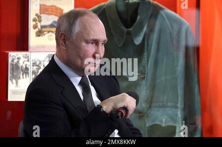 Volgograd, Russie. 02nd févr. 2023. Le président russe Vladimir Poutine rencontre des membres d'organisations patriotiques et de jeunesse au Musée du panorama de la bataille de Stalingrad, à 2 février 2023, à Volgograd, en Russie. Poutine a célébré le 80th anniversaire de la bataille de Stalingrad en comparant son invasion de l’Ukraine à la lutte contre une nouvelle menace nazie. Credit: Mikhail Klimentyev/Kremlin Pool/Alamy Live News Banque D'Images