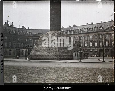 Paris (1st arr.), France la colonne Vendôme protégée contre les bombardements place Vendôme , Banque D'Images