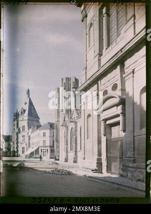 Dreux, France la façade latérale de l'église Saint-Pierre en construction, en arrière-plan le Befroy place Métézeau , 1920 - Eure, Eure -et -Loir - Auguste Léon - (octobre) Banque D'Images