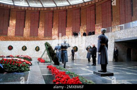 Volgograd, Russie. 02nd févr. 2023. Le président russe Vladimir Poutine, au centre, prend part à une cérémonie de couronne à la flamme éternelle dans la salle de gloire militaire du musée de la bataille de Stalingrad et réserve sur le mémorial de Mamaïev Kurgan, 2 février 2023 à Volgograd, Russie. Poutine a célébré le 80th anniversaire de la bataille de Stalingrad en comparant son invasion de l’Ukraine à la lutte contre une nouvelle menace nazie. Crédit: Volgograd Region Governor/Kremlin Pool/Alamy Live News Banque D'Images