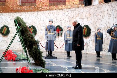 Volgograd, Russie. 02nd févr. 2023. Le président russe Vladimir Poutine, au centre, prend part à une cérémonie de couronne à la flamme éternelle dans la salle de gloire militaire du musée de la bataille de Stalingrad et réserve sur le mémorial de Mamaïev Kurgan, 2 février 2023 à Volgograd, Russie. Poutine a célébré le 80th anniversaire de la bataille de Stalingrad en comparant son invasion de l’Ukraine à la lutte contre une nouvelle menace nazie. Crédit: Volgograd Region Governor/Kremlin Pool/Alamy Live News Banque D'Images