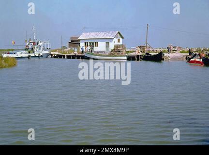 Une petite marina locale dans le comté de Tulcea, Dobrogea, République socialiste de Roumanie, environ 1974 Banque D'Images