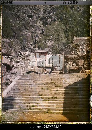 Massif du Taishan, Chine le Porto (Paifang), derrière Yuanjundian ('Princess Hall') , 1913 - Chine - Stéphane Passet Banque D'Images