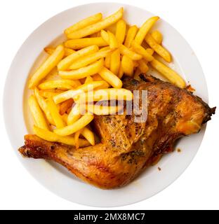 Quart de cuisses de poulet cuites au four servi avec des frites croustillantes Banque D'Images