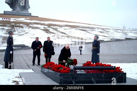 Volgograd, Russie. 02nd févr. 2023. Le président russe Vladimir Poutine, au centre, place des fleurs à la tombe du maréchal de l'Union soviétique Vasily Chuikov au musée de la bataille de Stalingrad et réserve sur le mémorial de Mamayev Kurgan, 2 février 2023 à Volgograd, Russie. Poutine a célébré le 80th anniversaire de la bataille de Stalingrad en comparant son invasion de l’Ukraine à la lutte contre une nouvelle menace nazie. Crédit: Volgograd Region Governor/Kremlin Pool/Alamy Live News Banque D'Images