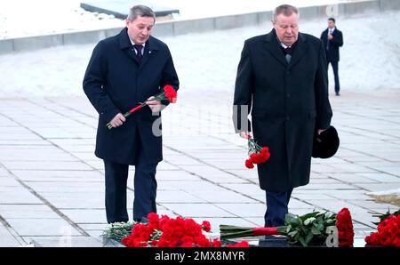 Volgograd, Russie. 02nd févr. 2023. Vladimir Ustinov, envoyé plénipotentiaire russe dans le district fédéral du Sud, à droite, et Andrei Bocharov, gouverneur de Volgograd, à gauche, ont placé des fleurs à la tombe du maréchal de l'Union soviétique Vasily Chuikov au musée et réserve de la bataille de Stalingrad sur le mémorial Mamayev Kurgan, 2 février 2023 à Volgograd, Russie. Poutine a célébré le 80th anniversaire de la bataille de Stalingrad en comparant son invasion de l’Ukraine à la lutte contre une nouvelle menace nazie. Crédit: Volgograd Region Governor/Kremlin Pool/Alamy Live News Banque D'Images