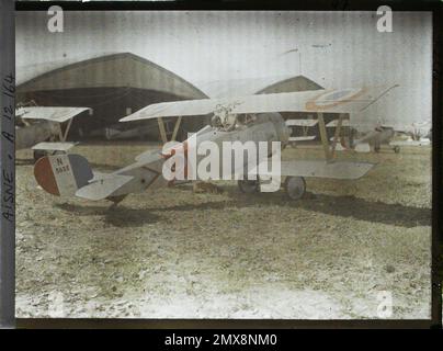 (Français - Soissons , Aisne , France Biplans Nieuport devant des hangars). Banque D'Images