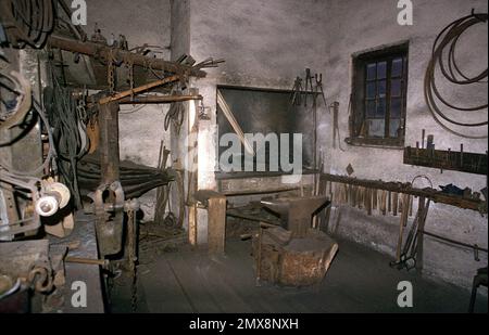 Intérieur d'un atelier de forgeron dans le comté de Sibiu, Roumanie, environ 1999 Banque D'Images