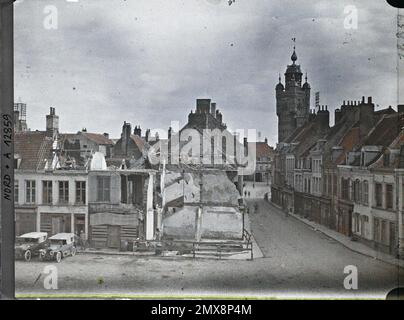 Bergues, Nord, France , 1917 - Nord de la France, Belgique - Paul Castelnau (section photographique des armées) - (1-5 septembre). Arrière-avant, voiture, tour, architecture civile publique, ruines, arrière, bombardement, rue , quartier, cheminée, Première Guerre mondiale, Habitat , Architecture, France, Bergnes, Place Gambetta Banque D'Images