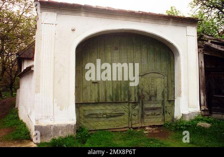 Grande porte d'une maison saxonne traditionnelle dans le comté de Sibiu, Roumanie, environ 1999. Banque D'Images