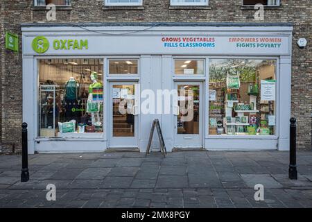 Oxfam Charity Shop dans le centre-ville de Cambridge. Banque D'Images