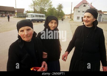 Sibiu Comté, Roumanie, environ 1999. Trois veuves dans une rue de village. Banque D'Images