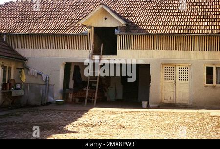 Grande grange dans le comté de Sibiu, Roumanie, environ 1999 Banque D'Images