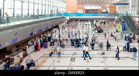 Hall des arrivées et des départs de l'aéroport d'Ezeiza, Buenos Aires, Argentine Banque D'Images