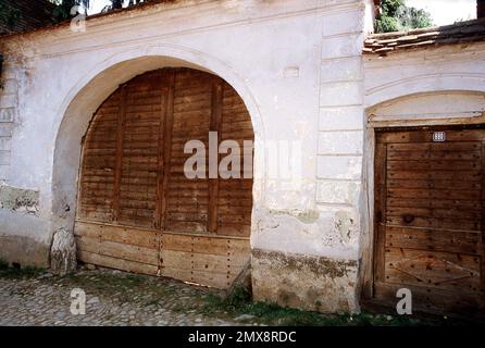 Ancienne porte traditionnelle dans le comté de Sibiu, Roumanie, environ 1999 Banque D'Images