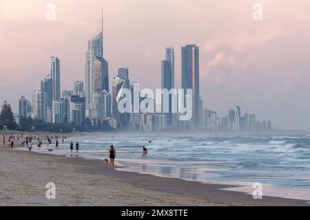 Paysage de Gold Coast, ville à côté de Brisbane en Australie, soleil le soir ou le matin sur la plage, océan bleu avec vagues et gratte-ciel. Ho. Australien Banque D'Images