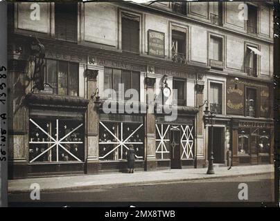 Paris (1st arr.), fenêtres françaises de magasins protégés contre les attentats à la bombe sur la rue de la Reynie , Banque D'Images