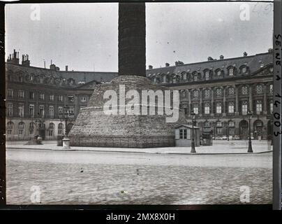 Paris (1st arr.), France la colonne Vendôme protégée contre les bombardements place Vendôme , Banque D'Images