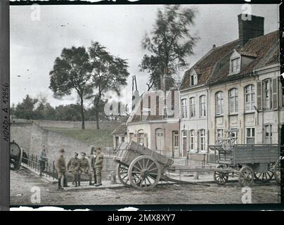 Bergues, Nord, France , 1917 - Nord de la France, Belgique - Paul Castelnau (section photographique des armées) - (1-5 septembre). Canal, transport d'animaux, hangar à obstacles, uniforme militaire, génie civil, chariot, boîtier, arrière, homme, armée, Transport, première Guerre mondiale, vêtements, logement , architecture, Êtres humains, société, France, Bergnes, Bergnes Banque D'Images