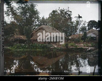 Environs de Hà-Nôi, Tonkin, Indochine: Maisons au bord d'un étang, dans un village, Léon occupé en Indochine Banque D'Images