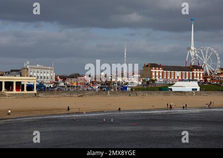 Baignade en eau froide en hiver, Whitmore Bay, Barry Island. Janvier 2023. Hiver. Banque D'Images