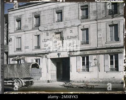 Château-Thierry, Aisne, France Hôtel Elephant garage, place du champ-de-Mars , 1914-1915 - zones dévastées, Nord et est de la France - Jean Brunhes, Auguste Léon et Georges Chevalier - (décembre 1914 - avril 1915) Banque D'Images