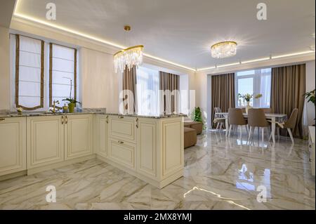 Une cuisine classique et un salon avec un design spacieux et lumineux en Colo crémeux Banque D'Images