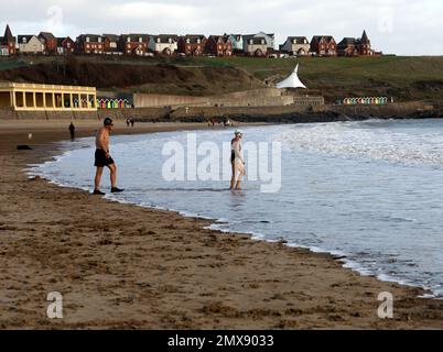 Couple d'âge mûr courageux nageant en hiver à Barry Island. Janvier 2023. Hiver Banque D'Images