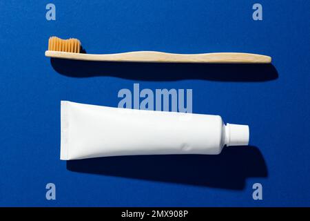 Image d'une brosse à dents et d'un dentifrice écologiques et d'un espace de copie sur fond bleu Banque D'Images