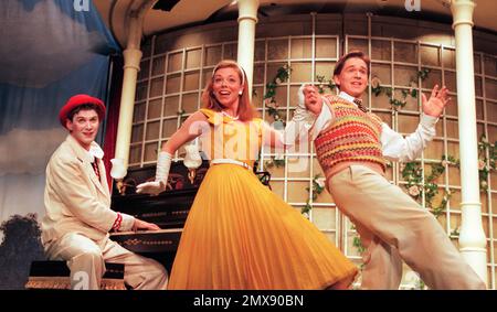 l-r: Richard Sisson, Nicola Fulljames (Jane), Simon Connolly (Timothy) en SALAD DAYS au Vaudeville Theatre, Londres WC2 18/04/1996 musique: Julian Slade paroles: Julian Slade & Dorothy Reynolds design: Patrick Connellan éclairage: Bill Bray chorégraphie: Lindsay Dolan réalisateur: Ned Sherrin Banque D'Images