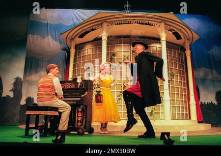 l-r: Simon Connolly (Timothy), Nicola Fulljames (Jane), David Morton (Bishop) en SALAD DAYS au Vaudeville Theatre, Londres WC2 18/04/1996 musique: Julian Slade paroles: Julian Slade & Dorothy Reynolds design: Patrick Connellan éclairage: Bill Bray chorégraphie: Lindsay Dolan réalisateur: Ned Sherrin Banque D'Images