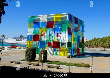 Cube en verre multicolore dans le musée d'art contemporain le Centre Pompidou Málaga est une commune espagnole, capitale de la province de Málaga, dans l'autono Banque D'Images