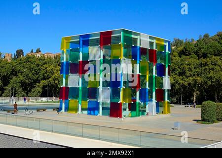 Cube en verre multicolore dans le musée d'art contemporain le Centre Pompidou Málaga est une commune espagnole, capitale de la province de Málaga, dans l'autono Banque D'Images