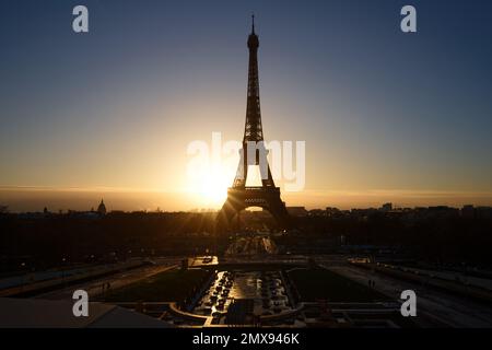 La Tour Eiffel et ses fontaines à l'aube de Paris. Banque D'Images