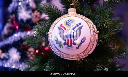 Boule de Noël avec l'emblème des États-Unis sur une branche d'arbre de Noël. Concept Noël et nouvel an. Lumière bokeh. Banque D'Images