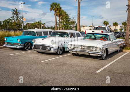 Daytona Beach, FL - 26 novembre 2022 : vue à angle large d'une voiture d'époque garée lors d'un salon de voitures local. Banque D'Images