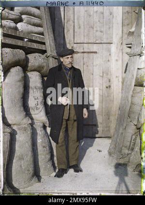 Reims, Marne, Champagne, France Portrait de M. Huart, Cathedral Guardian , 1917 - Marne - Fernand Cuville (section photographique des armées) Banque D'Images