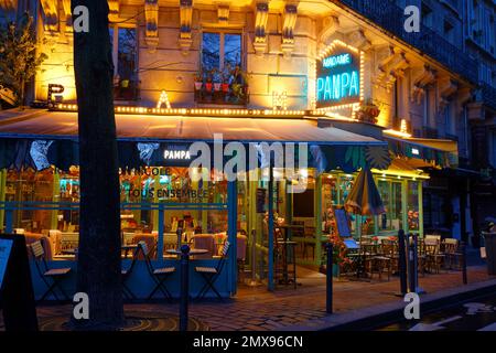 Café Madame Pampa de nuit décoré de fleurs dans le quartier Montparnasse près de la Gare Montparnasse, Tour Montparnasse. Banque D'Images