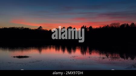 Coucher de soleil sur le lac Little Clam dans le nord du Wisconsin. Banque D'Images