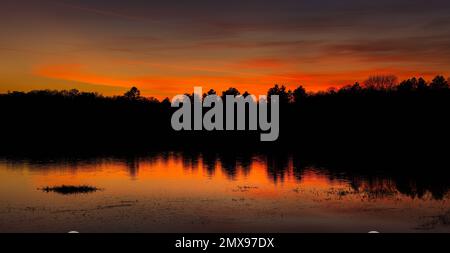 Coucher de soleil sur le lac Little Clam dans le nord du Wisconsin. Banque D'Images