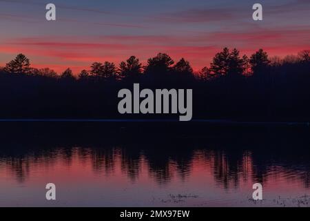 Coucher de soleil sur le lac Little Clam dans le nord du Wisconsin. Banque D'Images