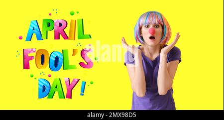 Drôle de femme déguisée pour le jour des Fools d'avril sur fond jaune Banque D'Images