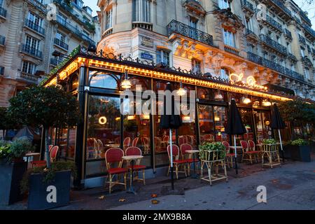 Le célèbre restaurant le Dome de nuit. Il est situé sur le boulevard Montparnasse à Paris. Banque D'Images